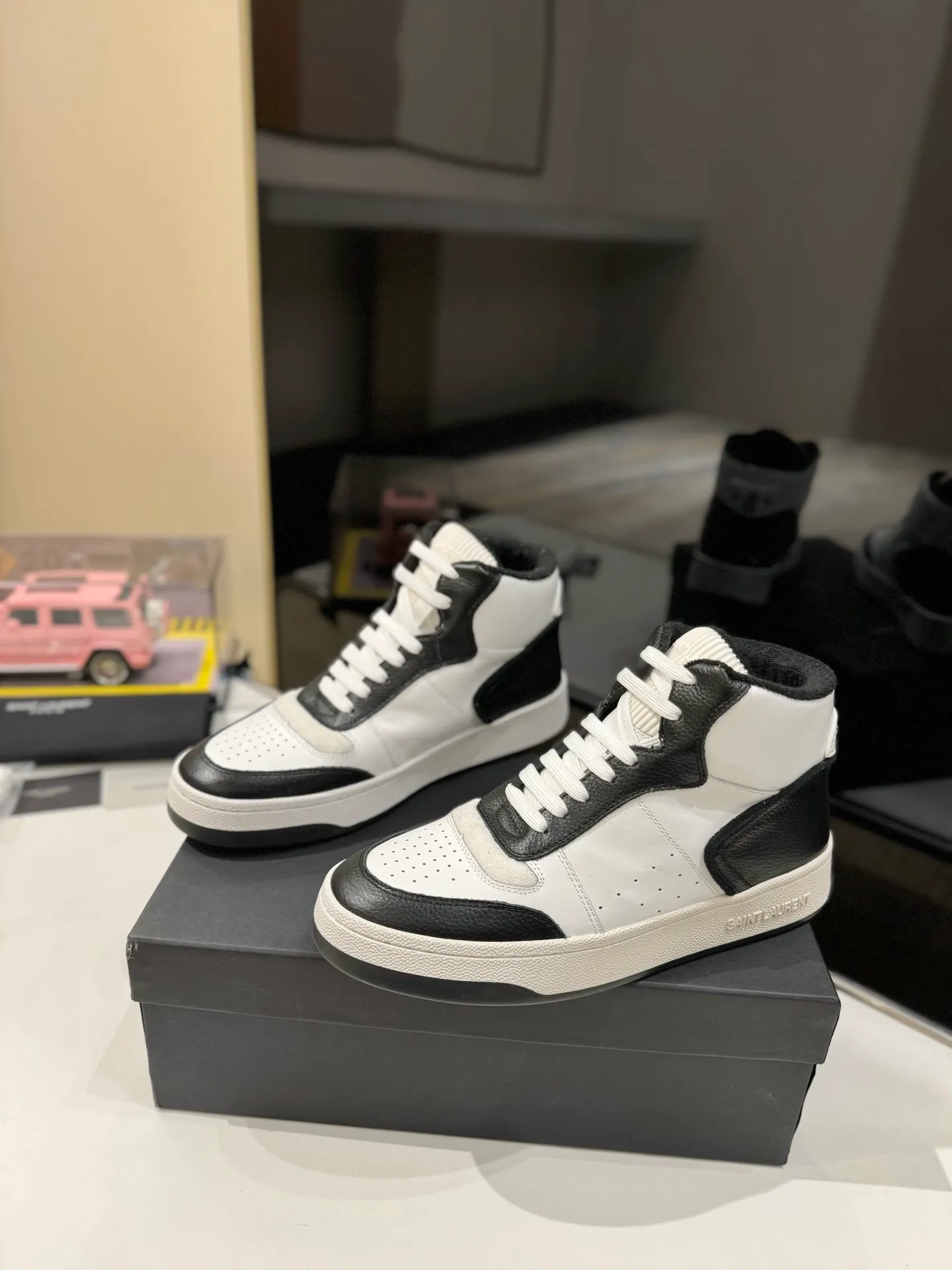 👟👟Ex-factory price 680👟👟 [High version for couples] YSL SAINT LAURENT Yves Saint Laurent SL61, the latest popular casual series in spring and summer...👍👍 Yves Saint Laurent SL61, original purchase, 1:1 replica, fresh blood injection and casual retro design, super good-looking and versatile, the upper is made of cowhide punching and splicing, the upper is super soft , lightweight and comfortable to match with sweatshirts, it is recommended to have one pair in each hand😁 ✅Fabric: Original customized cowhide ➕Punching process ➕Last process ✅Inner lining: Original towel lining ✅Feet: Original customized cowhide ✅Outsole: Original molded two-color bottom ✅Packaging: Original full set of packaging ✅Code number: 35-46 (Female 41.42. Male 38.45.46 Customized, non-returnable)